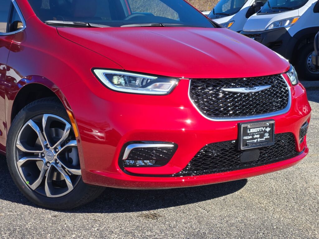 2026 Chrysler Pacifica Pinnacle photo 2