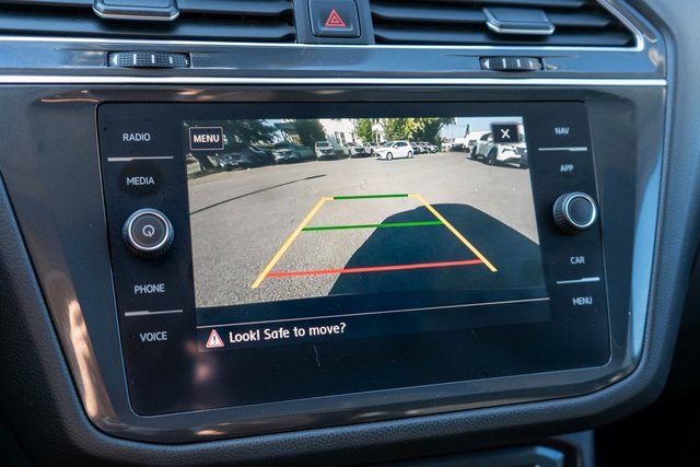 2020 Volkswagen Tiguan SEL photo 17