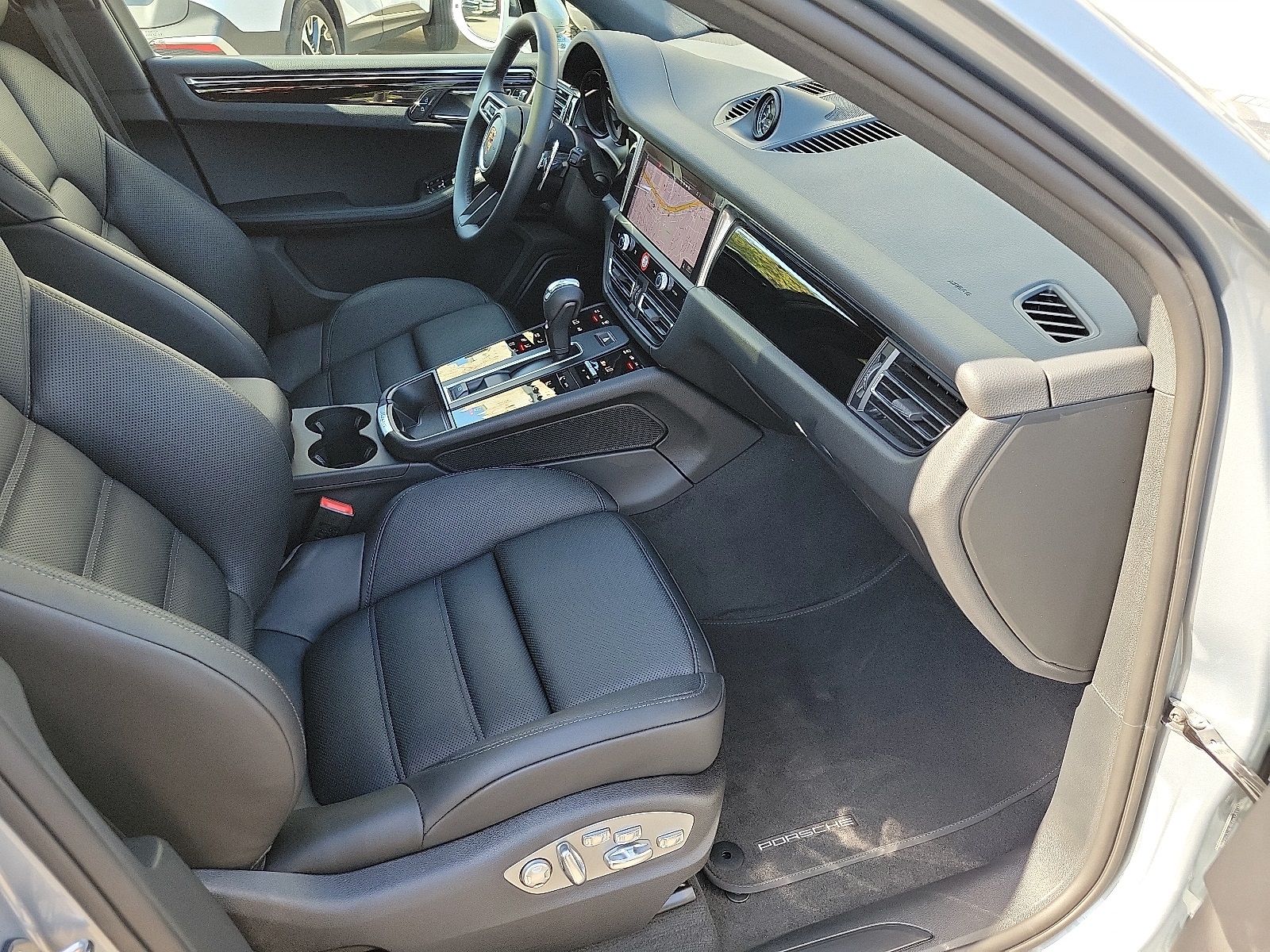2025 Porsche Macan T photo 24
