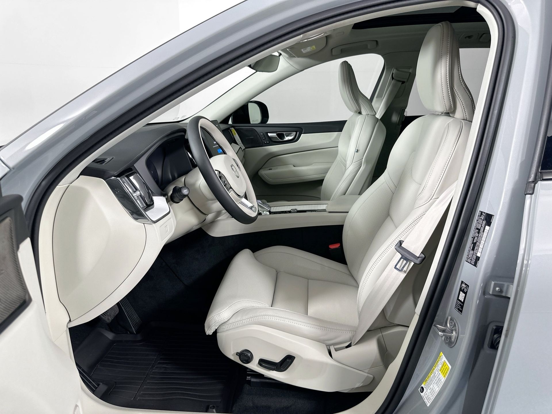 2026 Volvo XC60 B5 photo 21