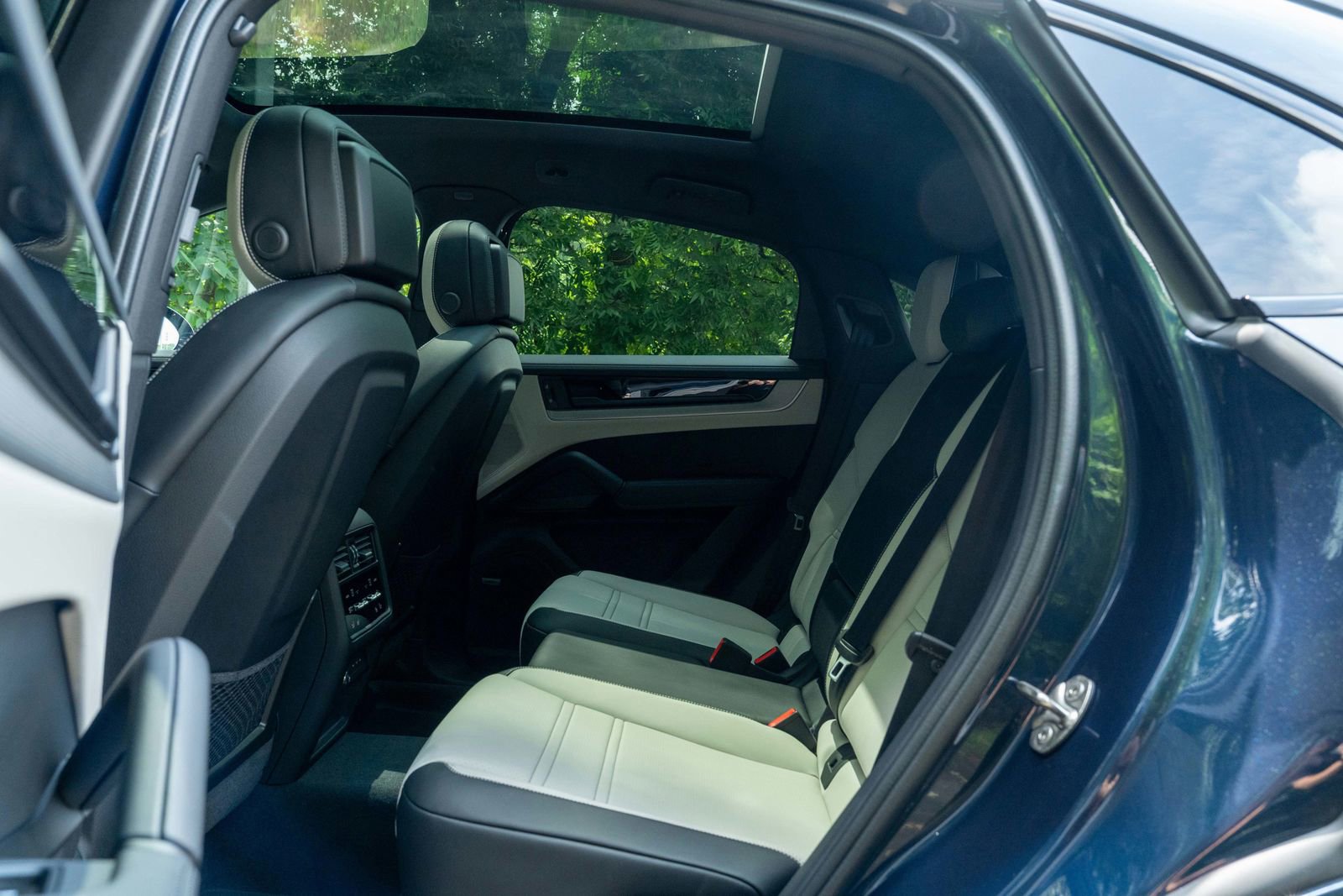 2025 Porsche Cayenne Base photo 33