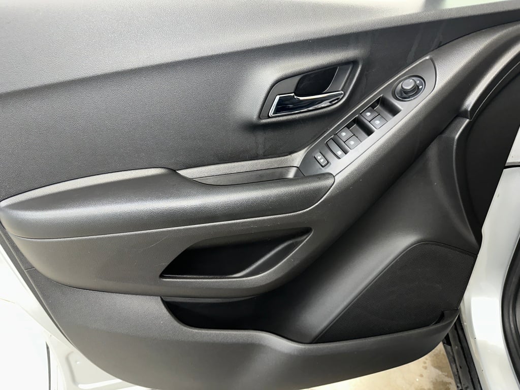 2022 Chevrolet Trax LS photo 3