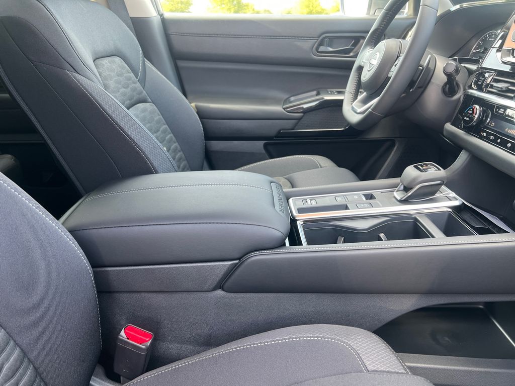 2025 Nissan Pathfinder SV photo 9