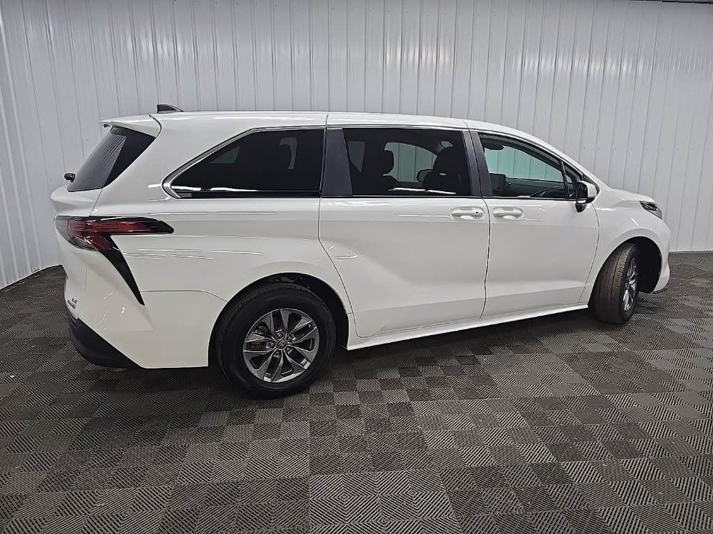 2022 Toyota Sienna LE photo 3