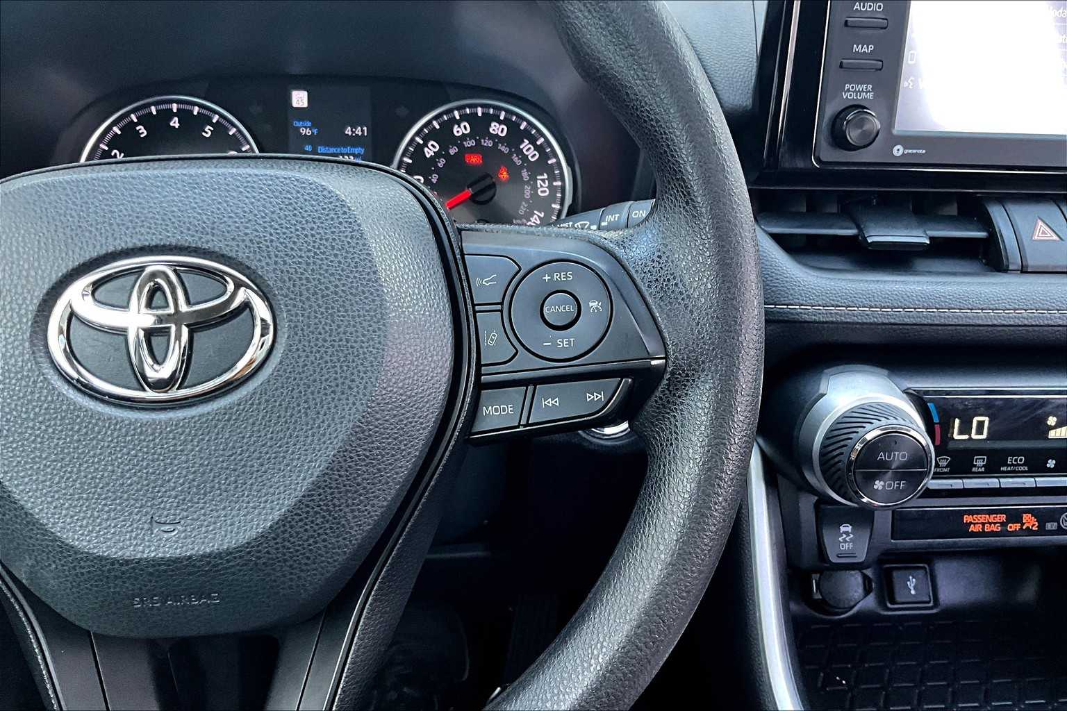 2022 Toyota RAV4 XLE photo 18