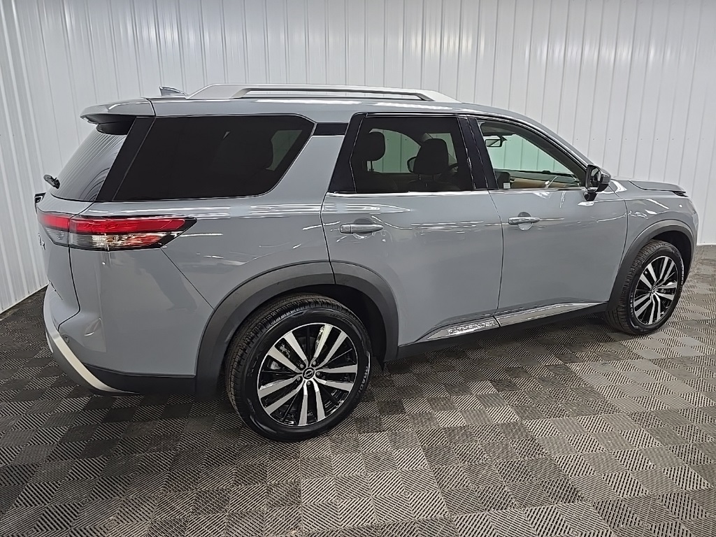 2023 Nissan Pathfinder Platinum photo 3