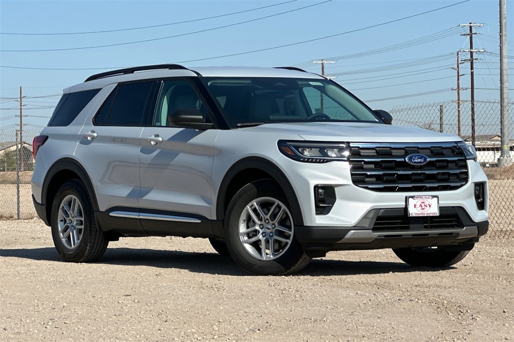 2025 Ford Explorer photo 2