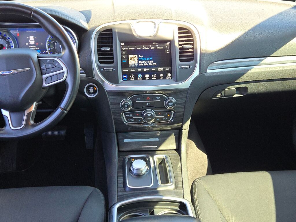 2018 Chrysler 300 Touring photo 13