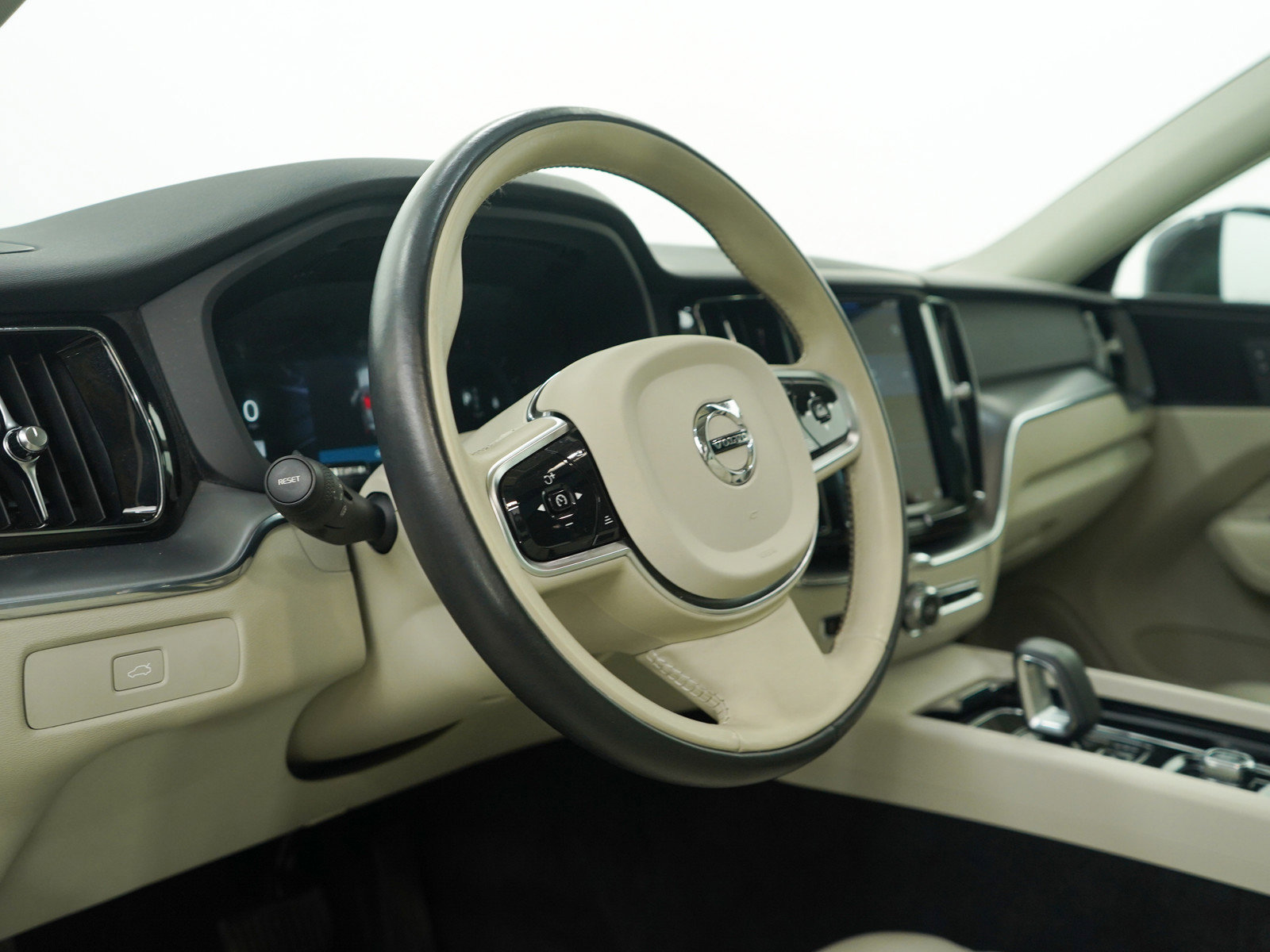 2023 Volvo XC60 B5 Core photo 18