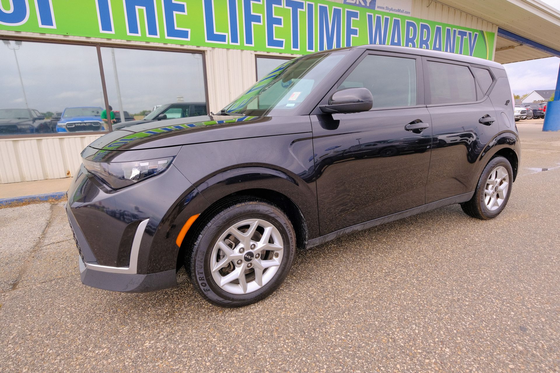 2023 Kia Soul LX photo 2