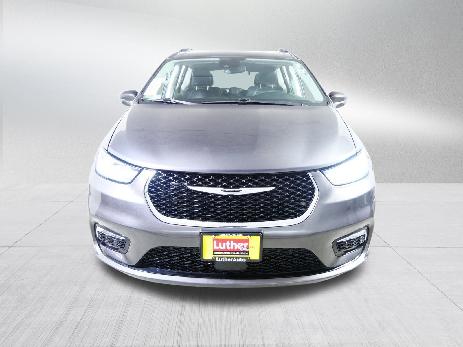 2022 Chrysler Pacifica Touring L photo 2