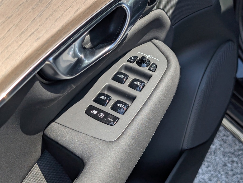 2025 Volvo XC90 T8 Plus photo 15