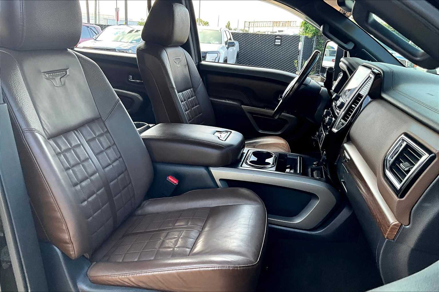 2020 Nissan Titan Platinum Reserve photo 7