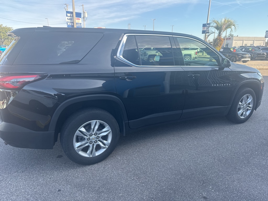 2023 Chevrolet Traverse LS photo 3
