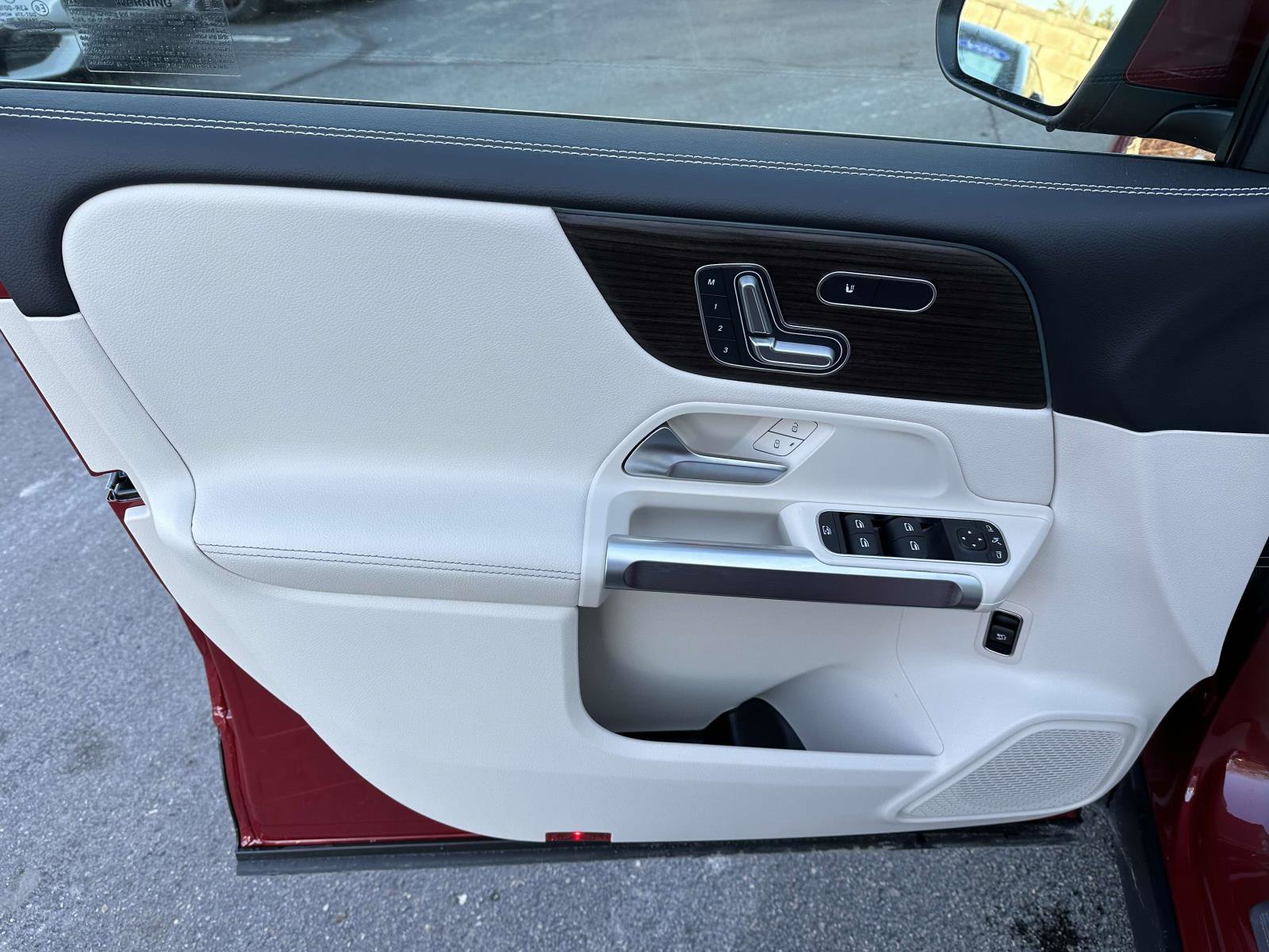 2025 Mercedes Benz GLB 250 photo 11