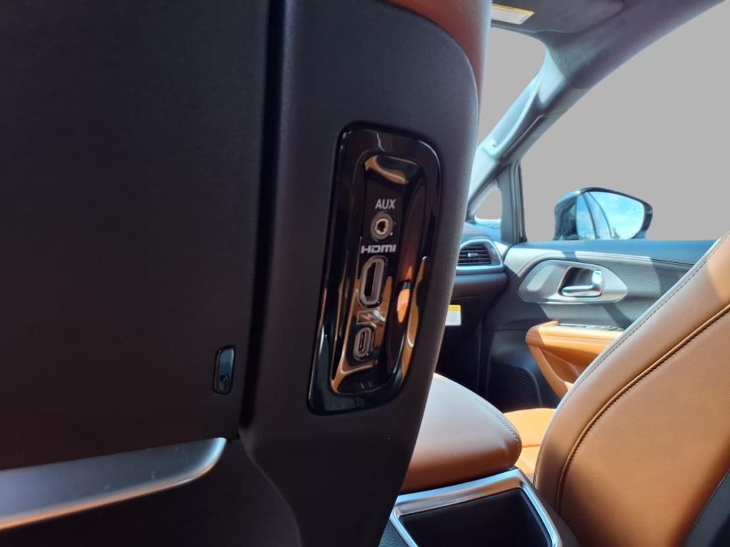 2026 Chrysler Pacifica Pinnacle photo 22