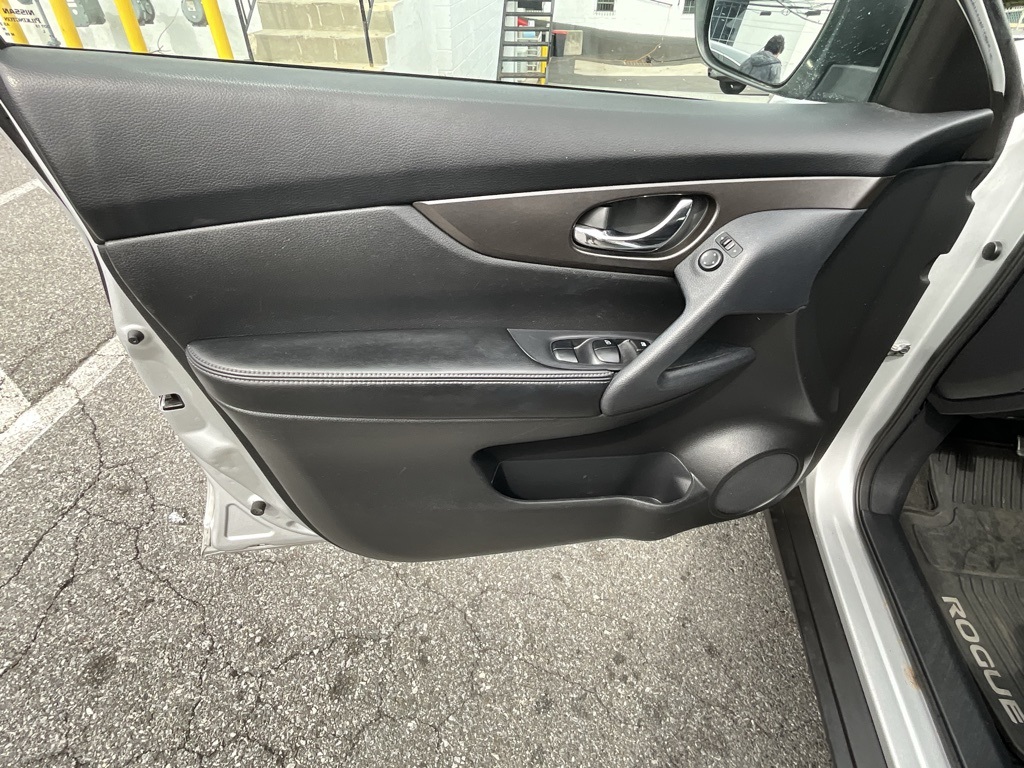 2014 Nissan Rogue SV photo 9
