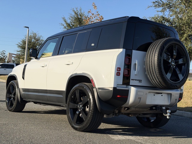 2023 Land Rover Defender 110 SE photo 2