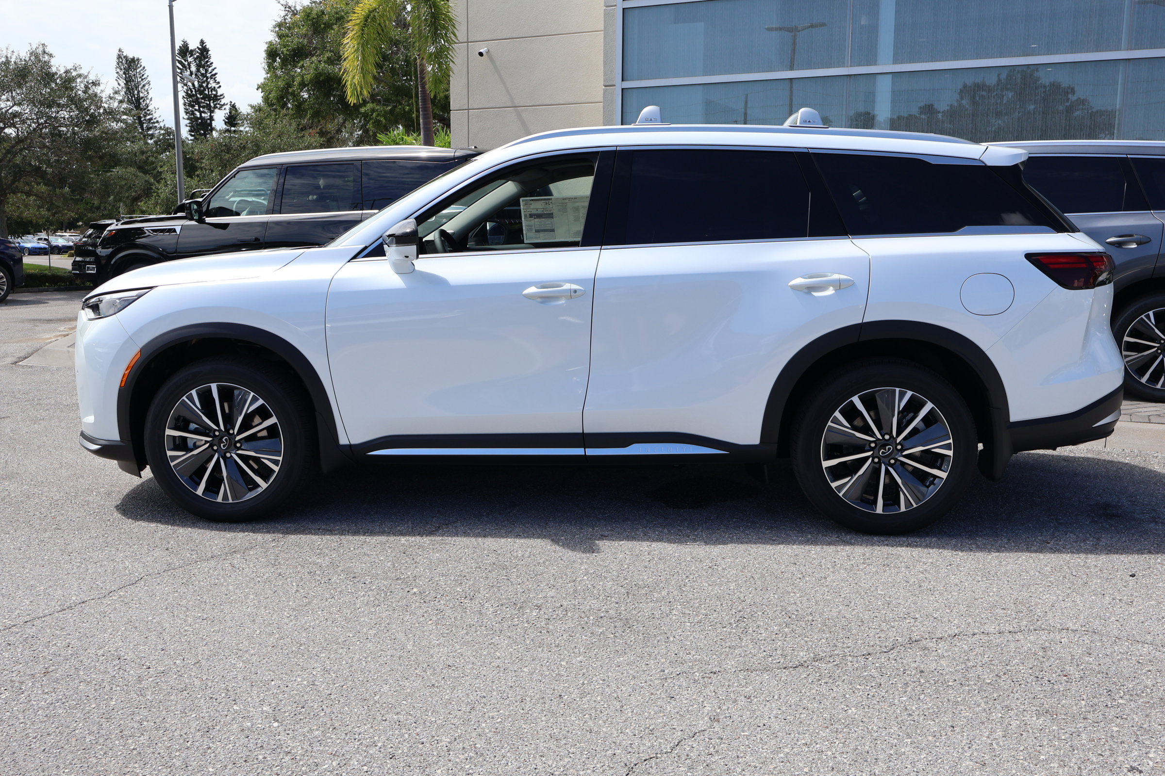 2026 Infiniti QX60 Luxe photo 2