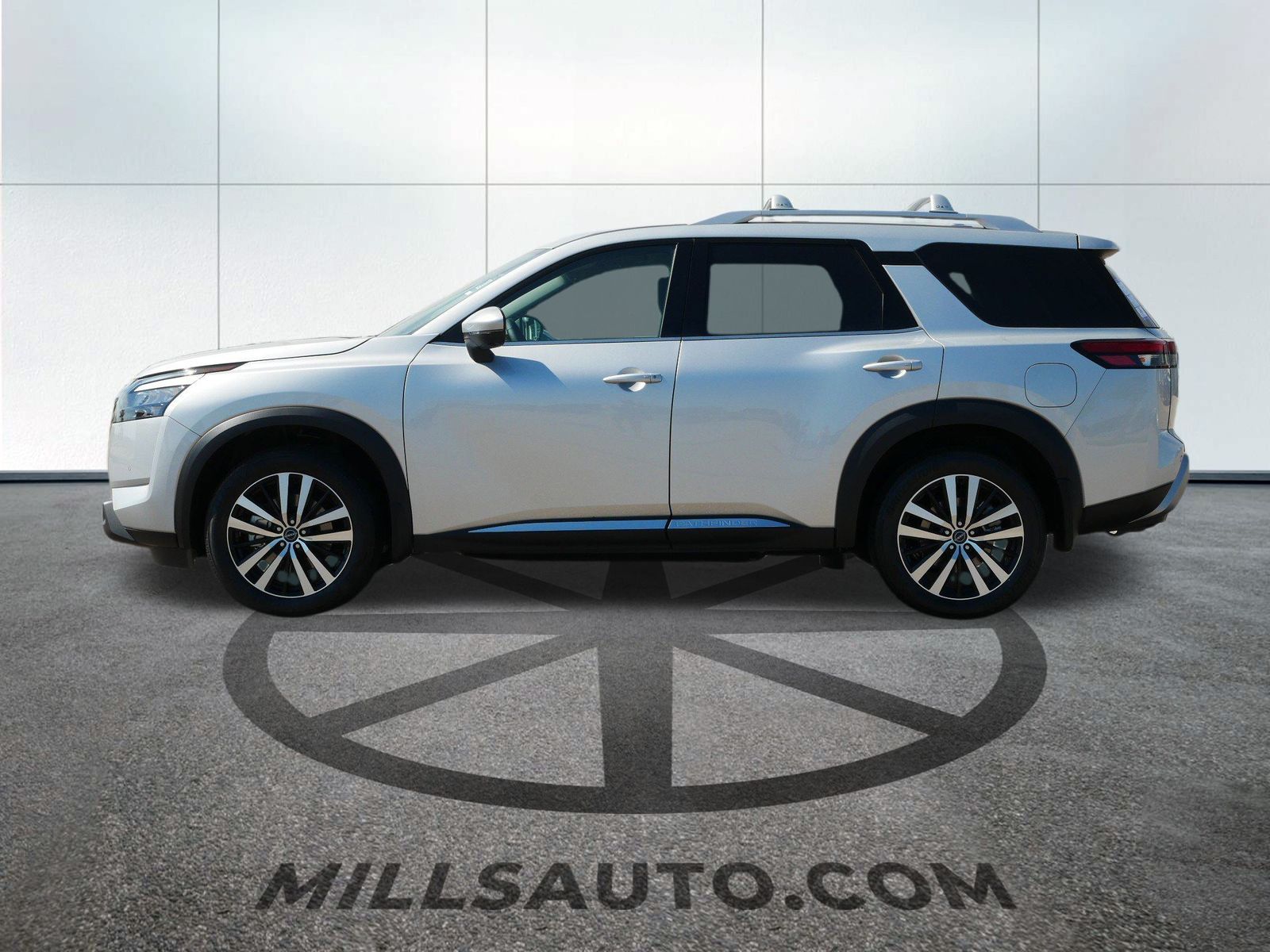 2025 Nissan Pathfinder Platinum photo 2