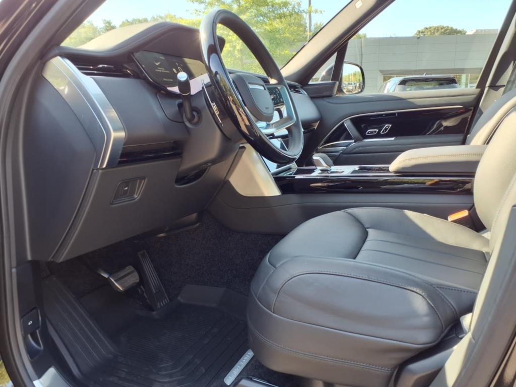 2025 Land Rover Range Rover SE photo 15