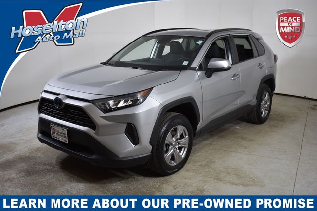 2022 Toyota RAV4 LE's photo