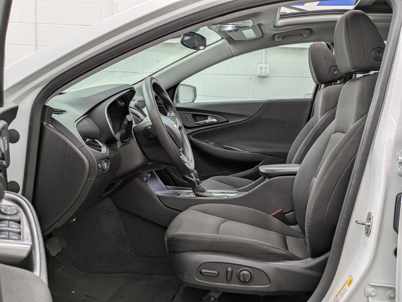 2024 Chevrolet Malibu 1LT photo 2