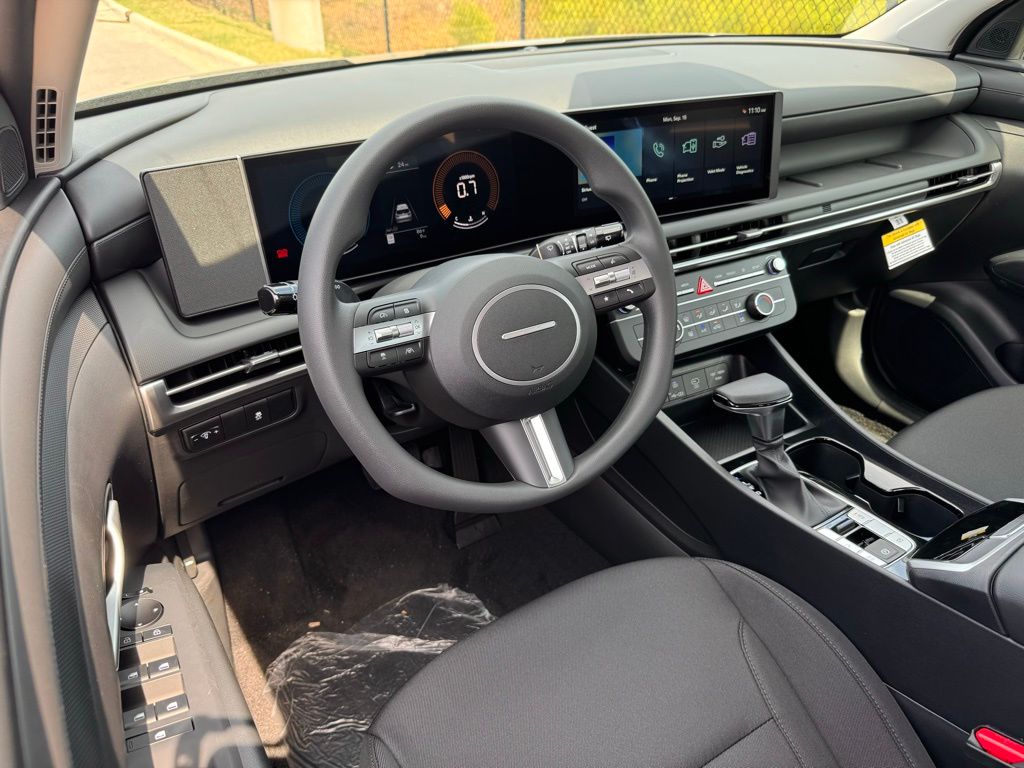 2026 Hyundai Tucson SE photo 2