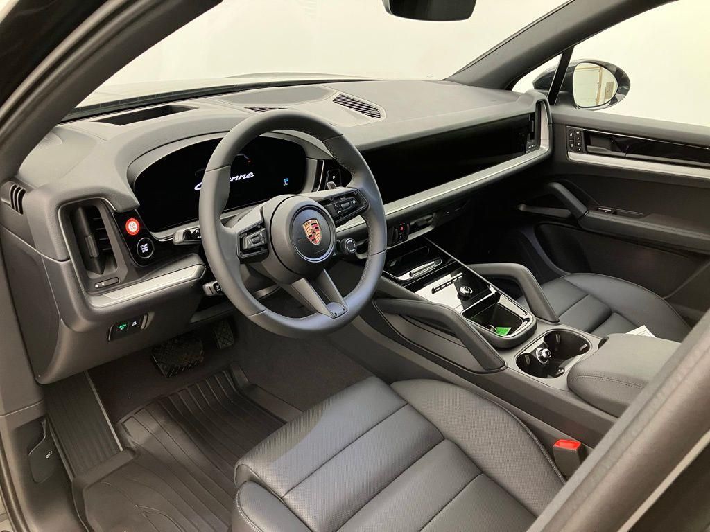2025 Porsche Cayenne Base photo 4