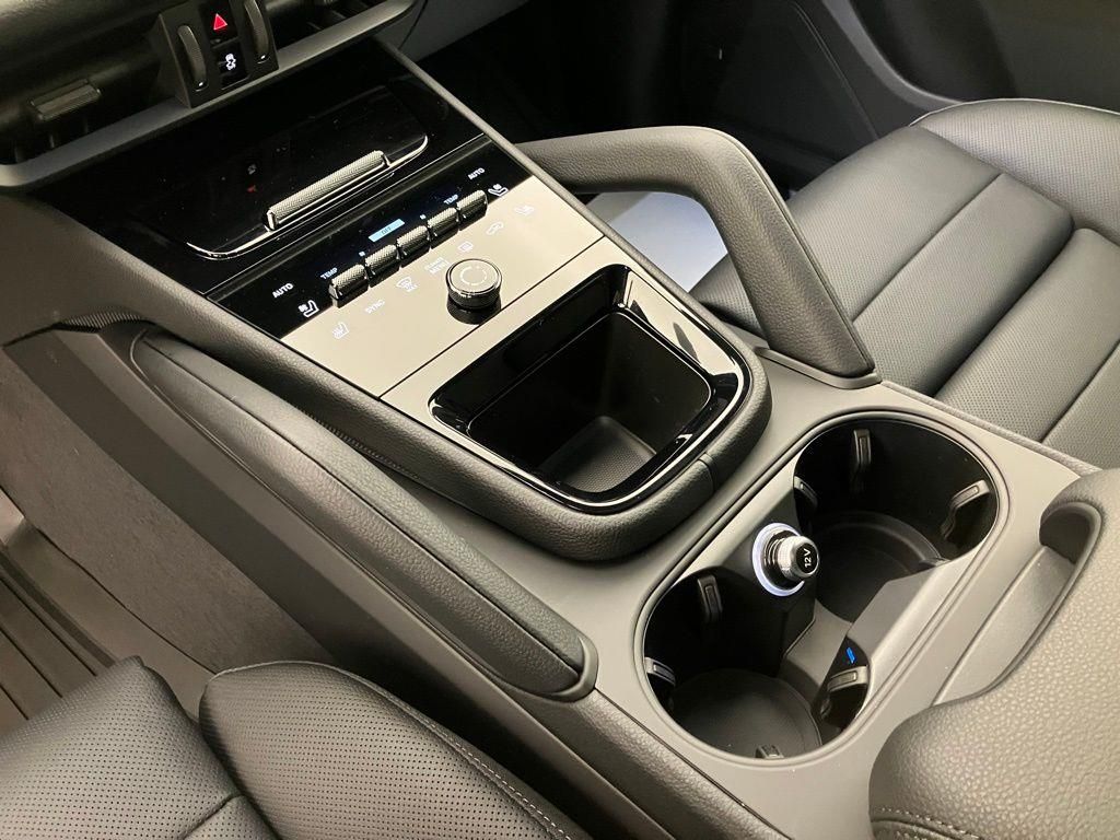 2025 Porsche Cayenne Base photo 21