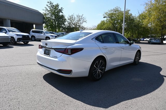 2025 Lexus ES 300h photo 3