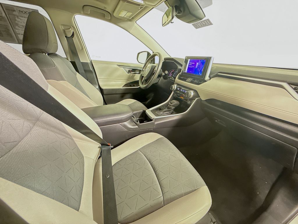 2023 Toyota RAV4 XLE photo 23