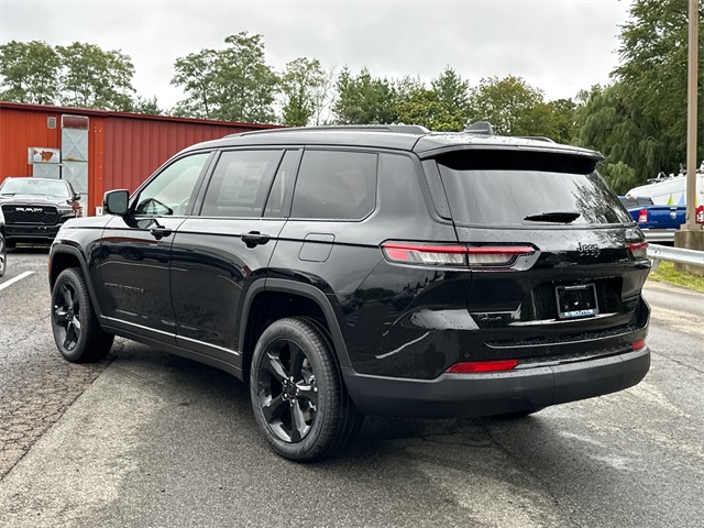 2025 Jeep Grand Cherokee Limited photo 2