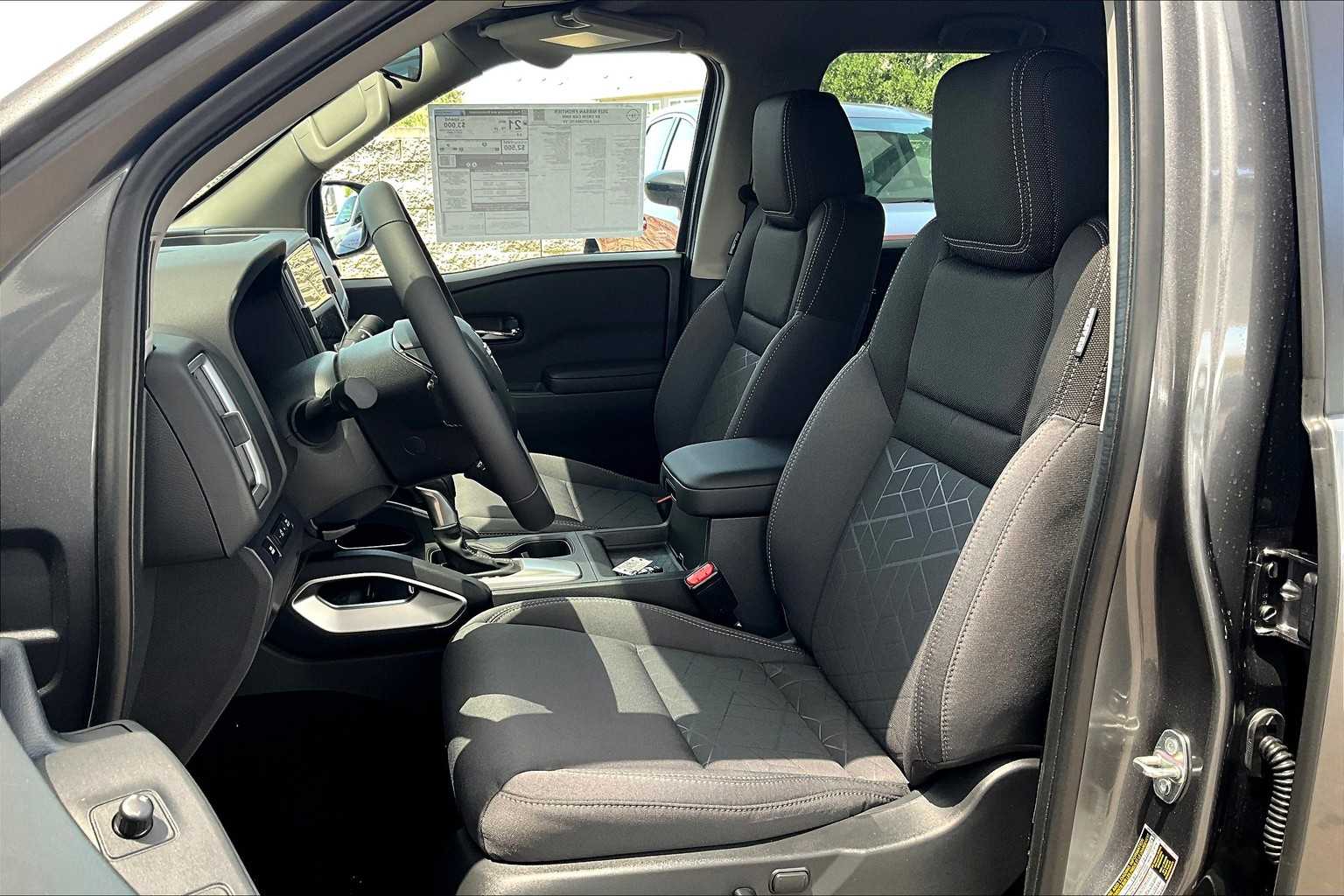 2025 Nissan Frontier SV photo 13