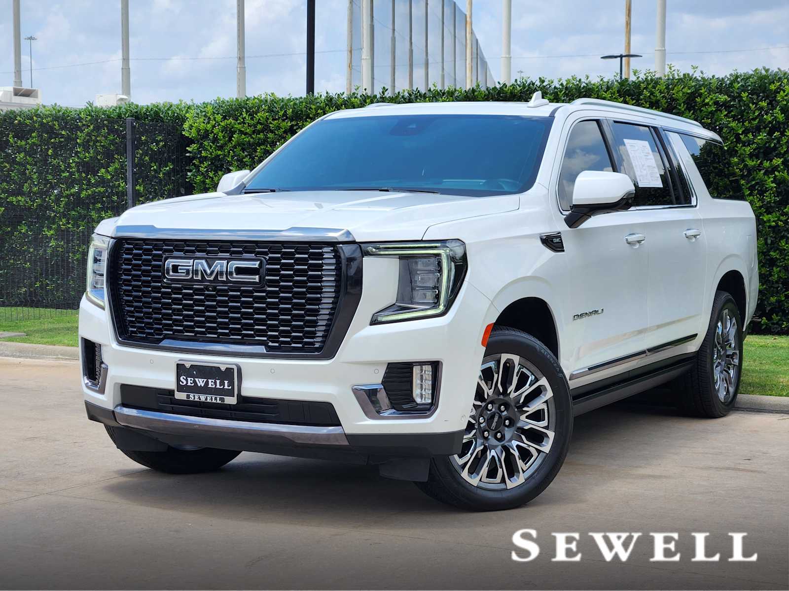 Used 2023 White Frost Tricoat GMC Denali Ultimate image 1