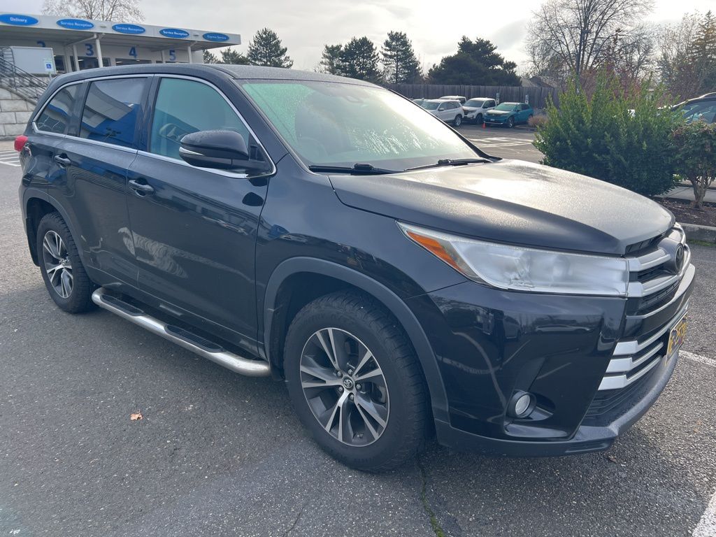 2017 Toyota Highlander LE photo 3