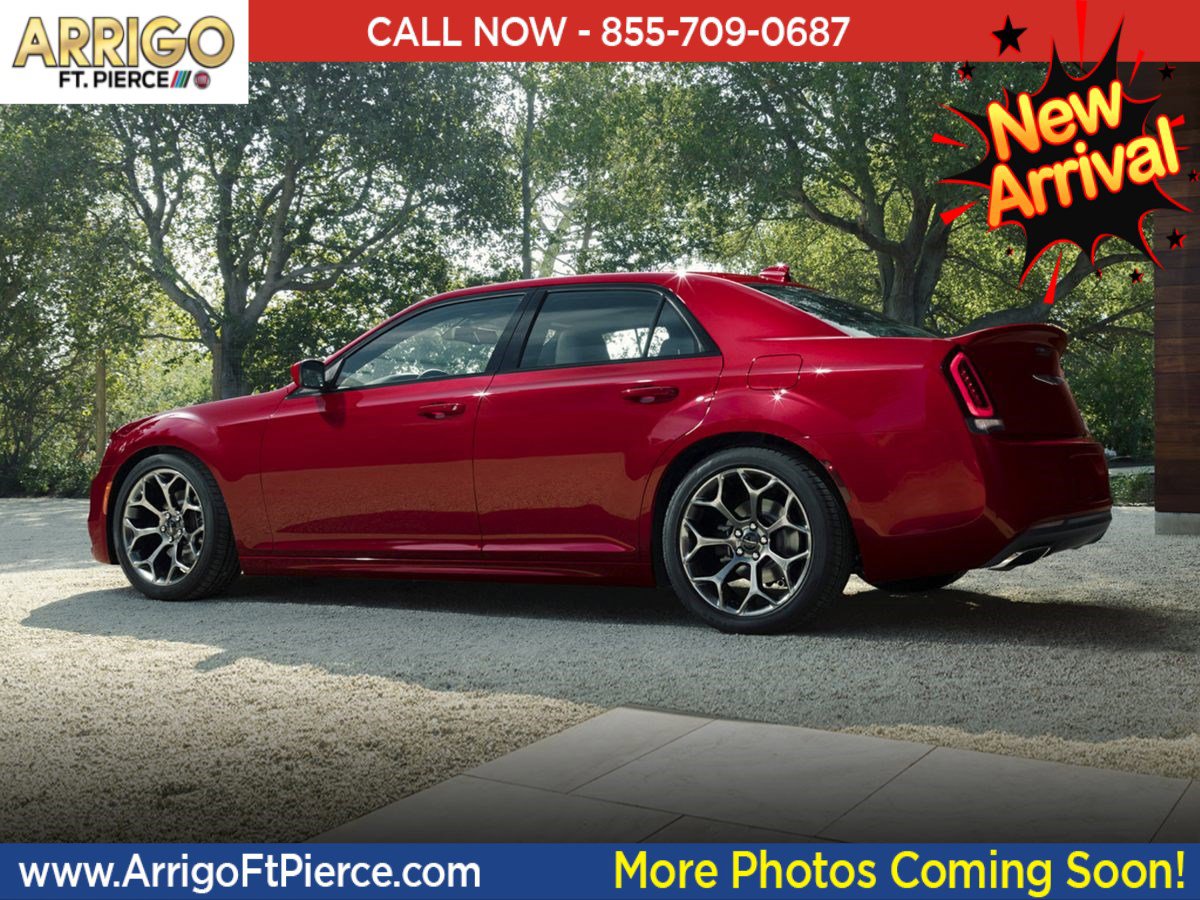 2023 Chrysler 300 C's photo