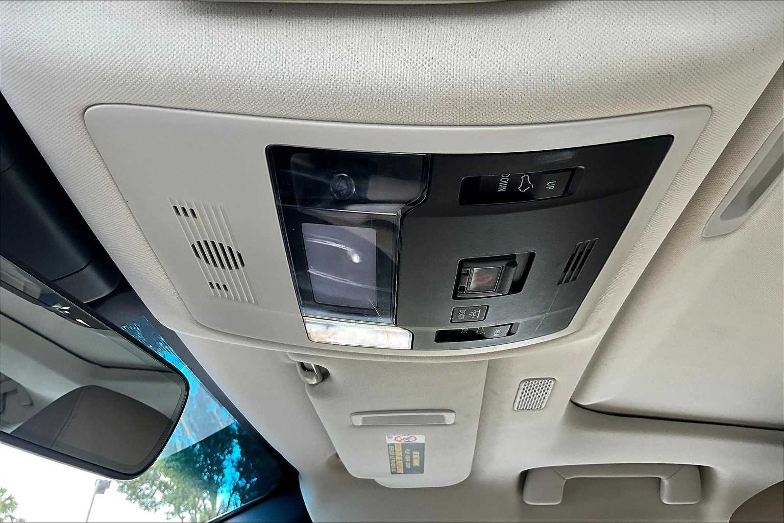 2021 Lexus ES 300h photo 32