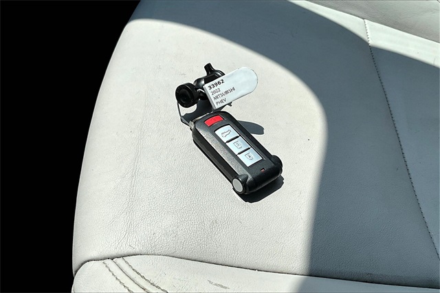 2022 Mitsubishi Outlander PHEV LE photo 12
