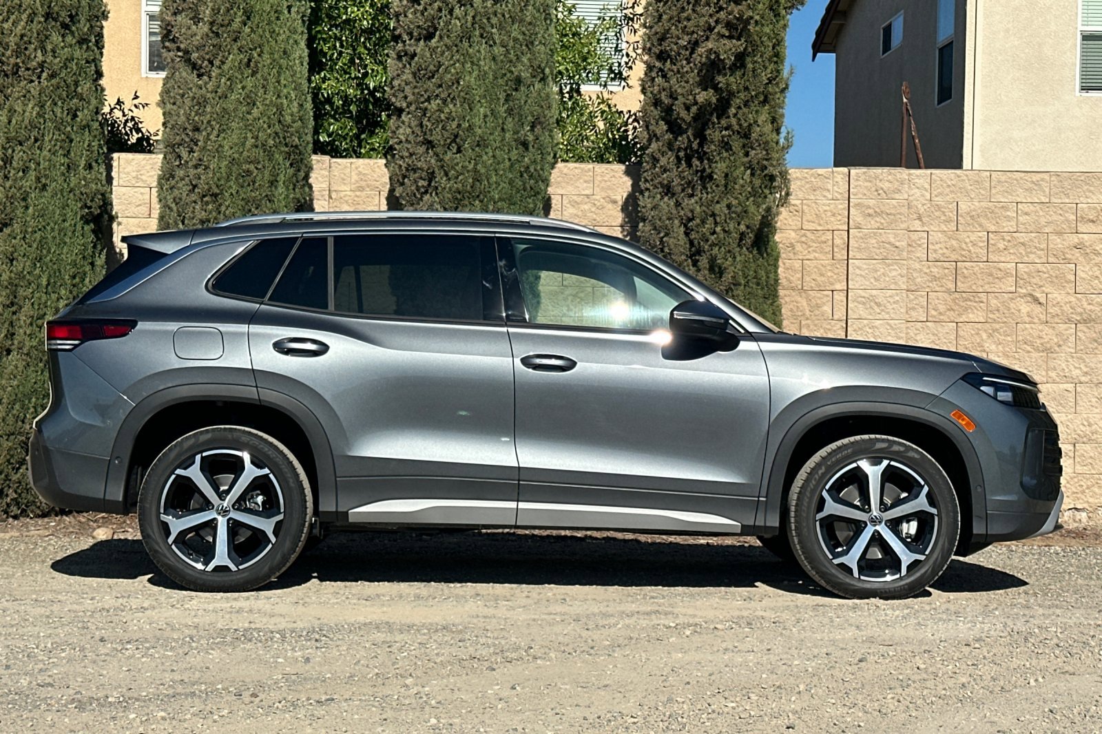 2025 Volkswagen Tiguan SE photo 3