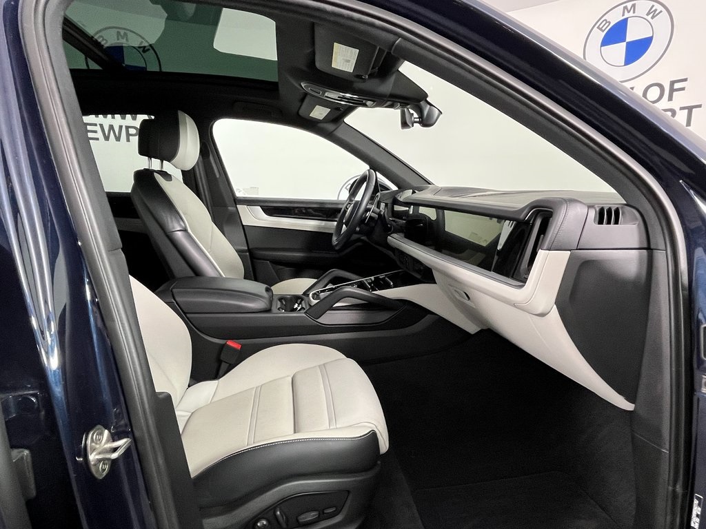 2024 Porsche Cayenne Base photo 18