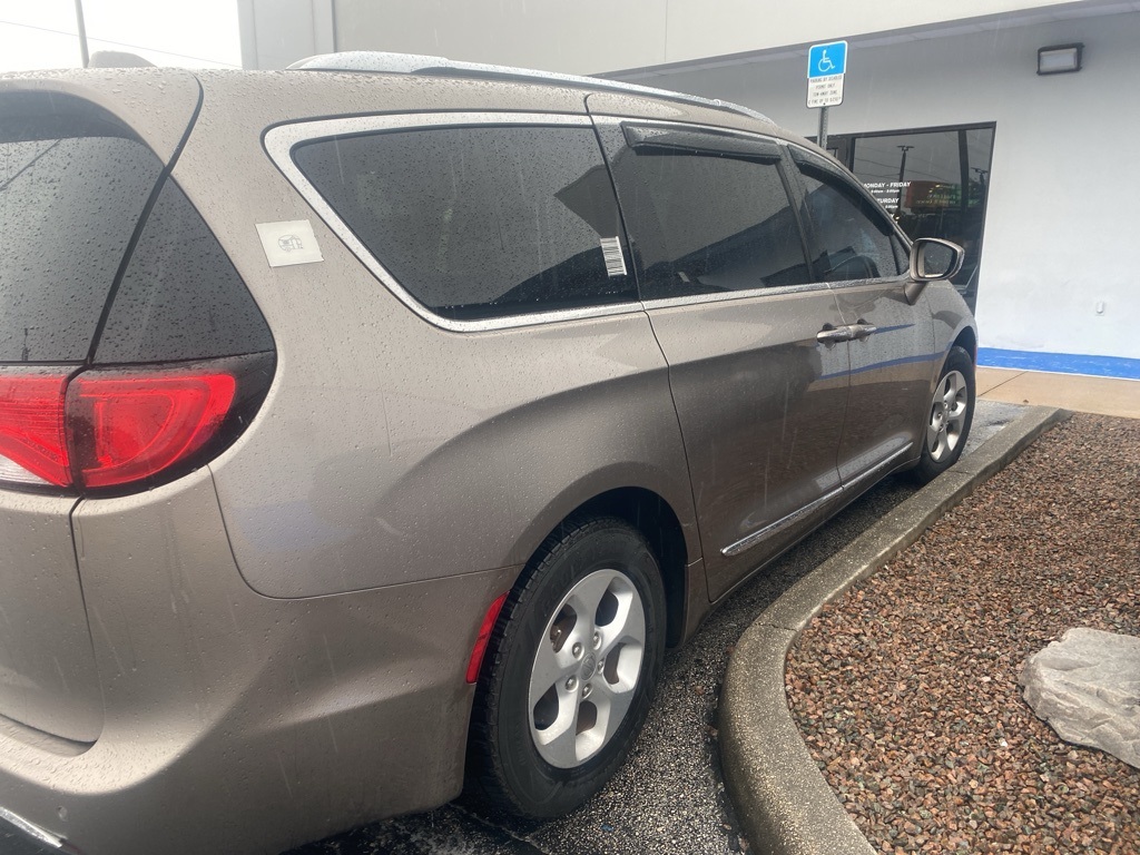 2017 Chrysler Pacifica Touring Plus photo 4