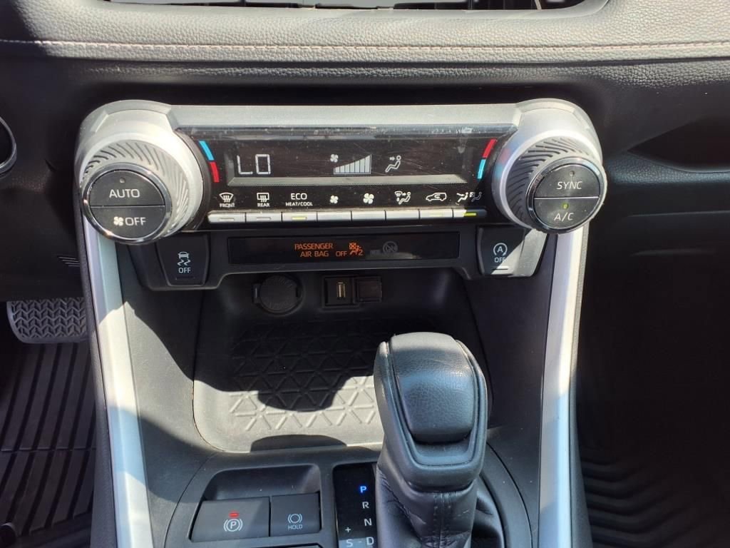 2020 Toyota RAV4 XLE photo 20