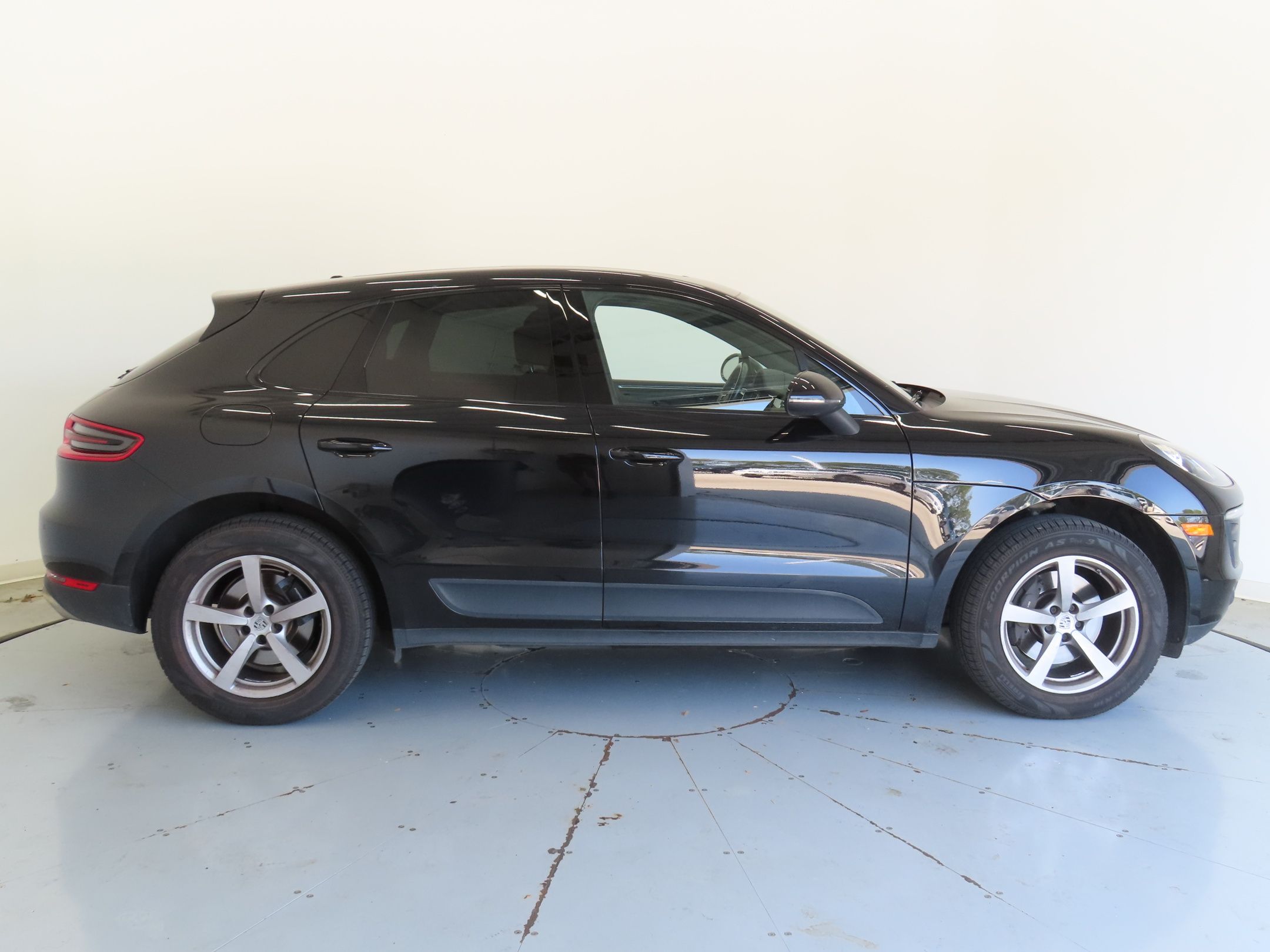 2017 Porsche Macan Base photo 2