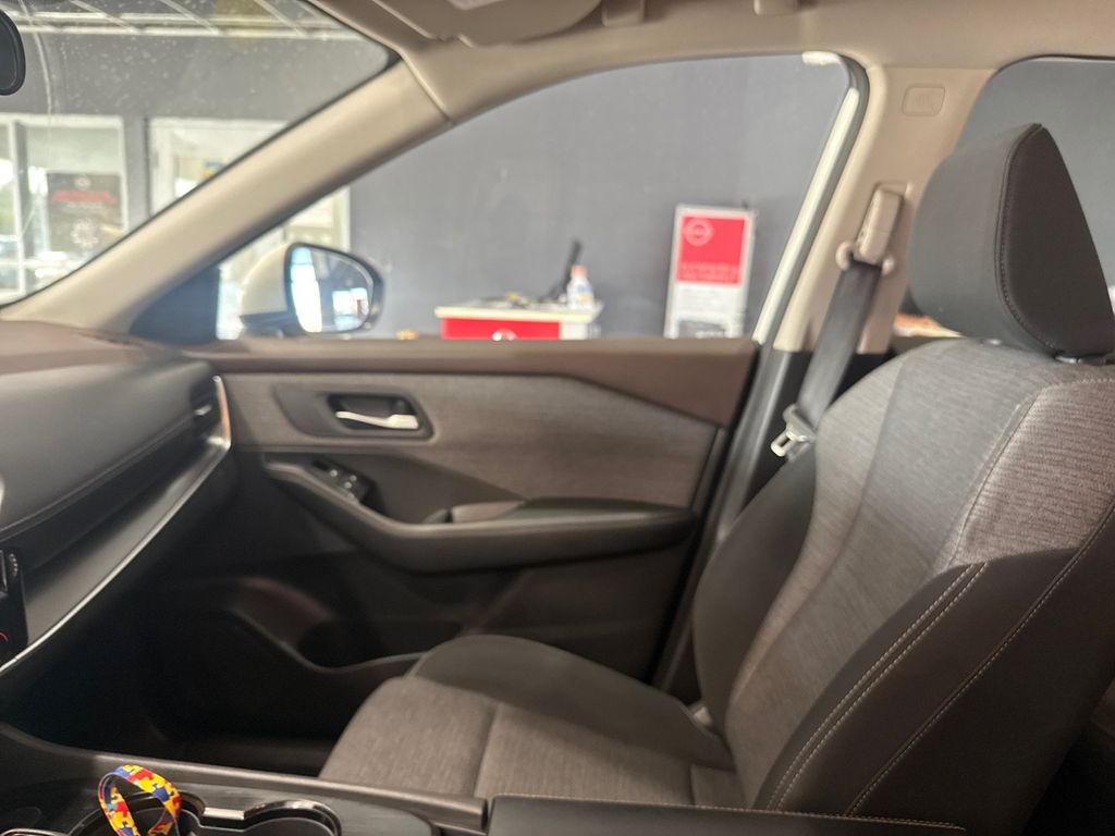 2022 Nissan Rogue SV photo 9