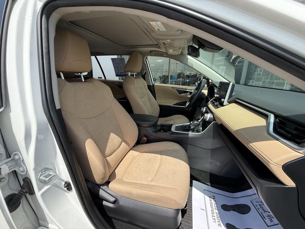 2020 Toyota RAV4 Hybrid XLE photo 12