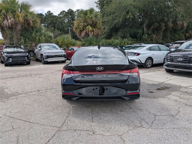 2023 Hyundai Elantra SEL photo 4