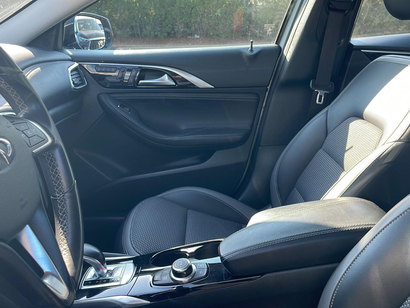 2019 Infiniti QX30 Luxe photo 3