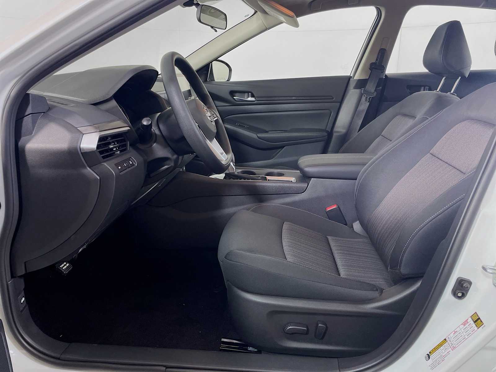 2025 Nissan Altima SV photo 4