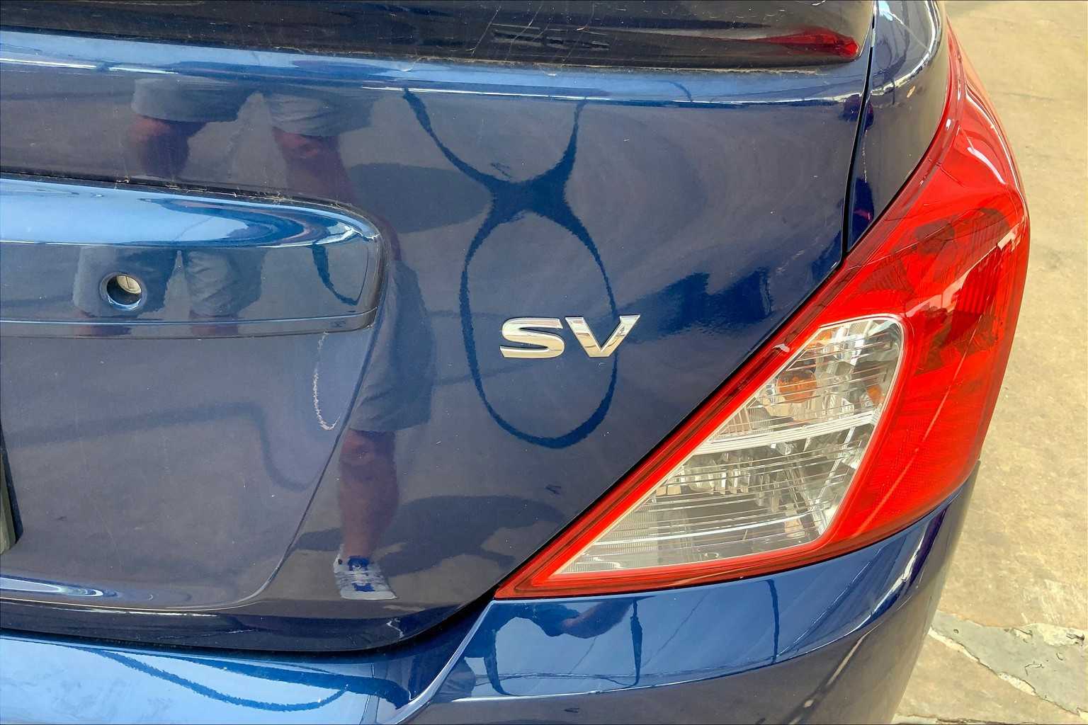 2019 Nissan Versa SV photo 9